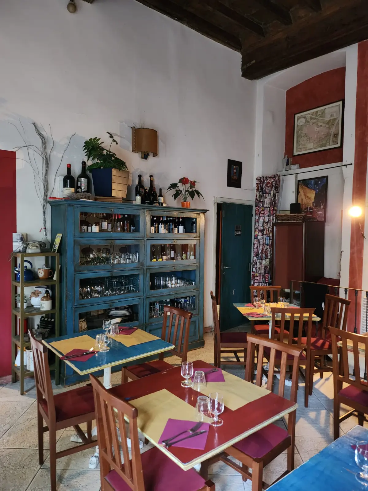 La credenza blu con le bottiglie di vino