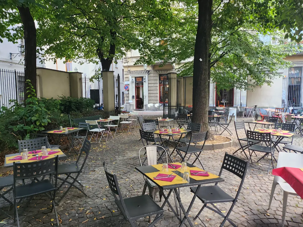 Il dehors nella piazzetta alberata